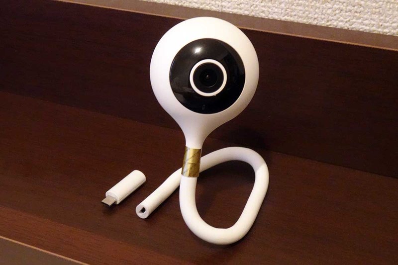 フレキシブルアームで自立できるスマートホームカメラ。同梱の気温/湿度センサーは本体と電源ケーブルの間に挟み込む形で接続できる
