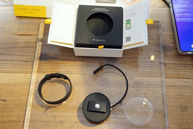 weara COREと充電トレイ、バンド