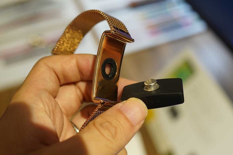 ウォッチプレートで時計のバンドを装着可能