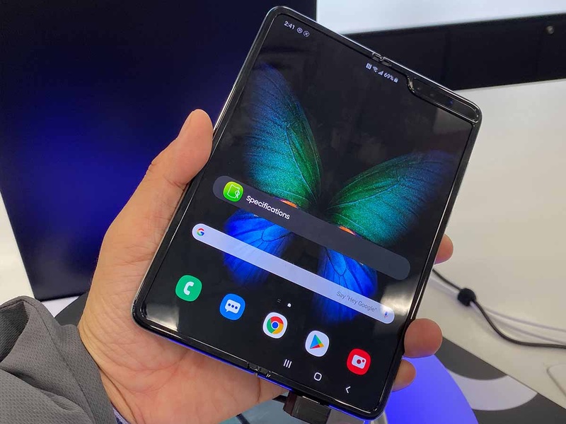 サムスンの「Galaxy Fold」。アメリカ国内では、SIMロックのかかっていないバージョンが1,980ドル(税別)で売られていた。