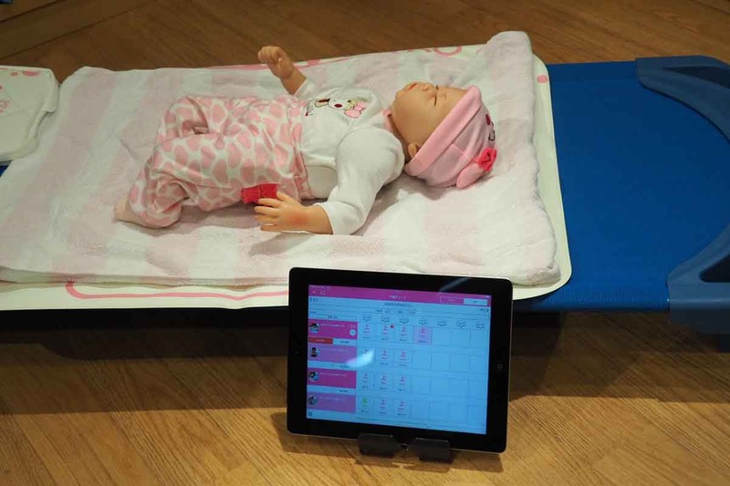 昨年から提供している「午睡見守りサービス」。センサーで寝ている様子を見守り、アプリに状態を記録することができる