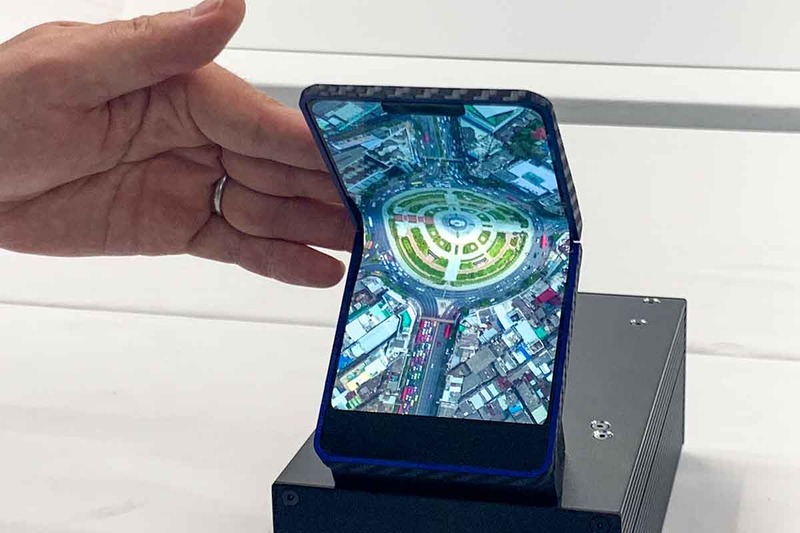 シャープが4月に公開した、自社製の「フォルダブル有機ELディスプレイ」。6.1インチであるのは、AQUOS zero用のディスプレイ技術を応用したためで、サイズなどの自由度は高いという