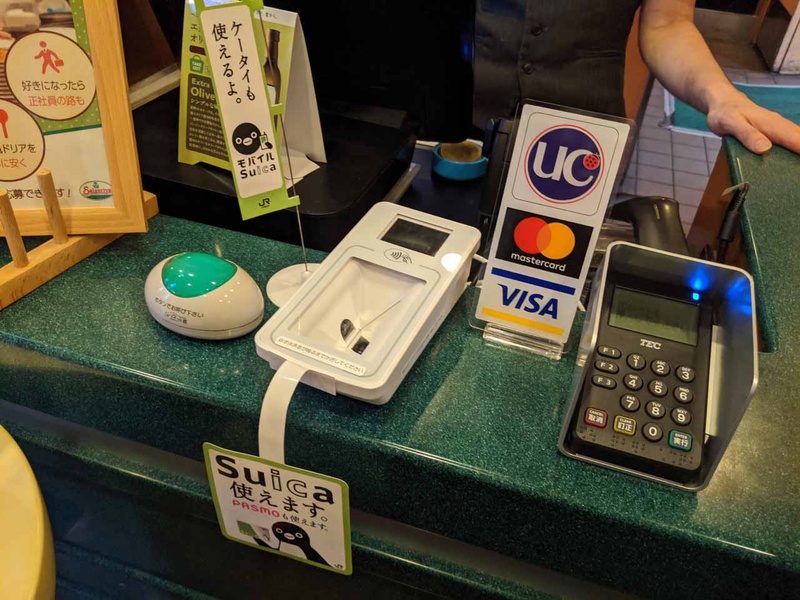 レジの様子。お馴染みの「Cash only」の表示はない。決済処理はCardnetで、東芝テックとデンソーウェーブ製の端末が並ぶ。IC利用の場合はPINパッド背面のスロットに挿入する