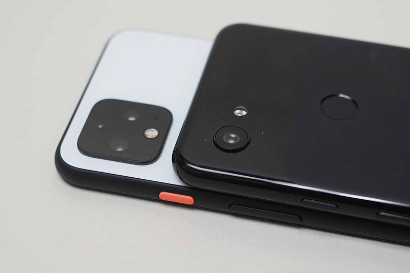 カメラ部の比較。四角いデザインになり、ほんの少しだけ出っ張りは減った。