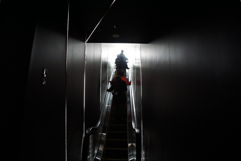 45階から展望施設へ昇るエスカレーター