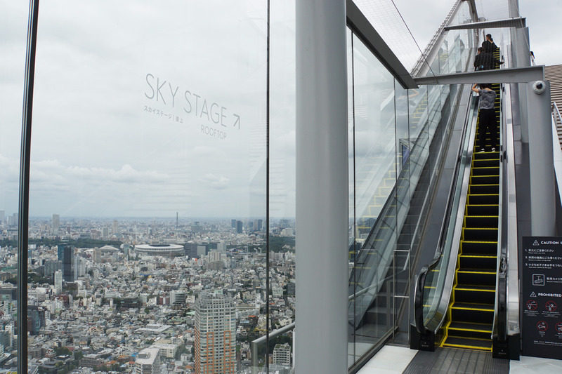 47階へ昇るエスカレーター