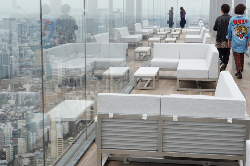 ソファはスカイツリーや東京タワーが見える方向に設置