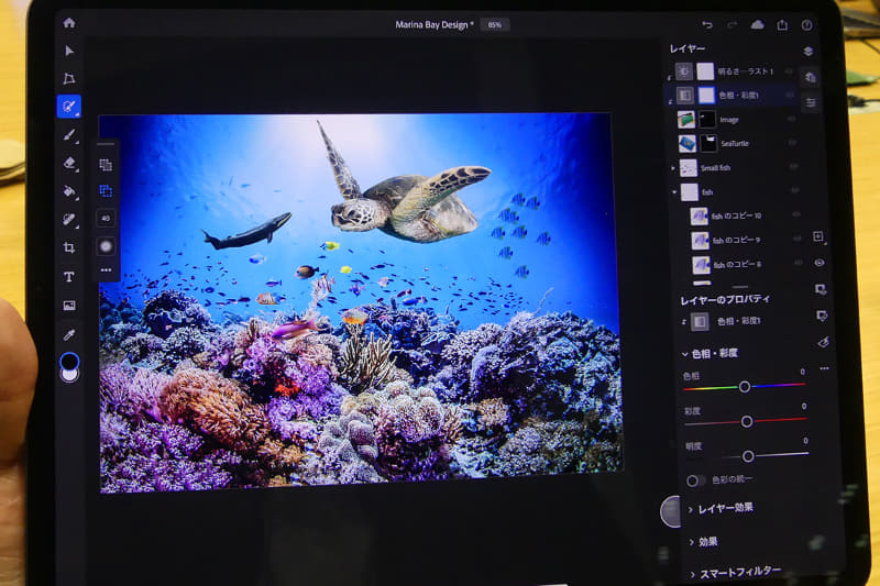 鯨の模型もマスクして配置。ウミガメの餌にされそうな構図