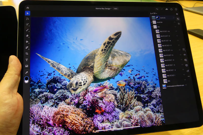 マスクをかけて、海底の画像の上にウミガメだけを表示