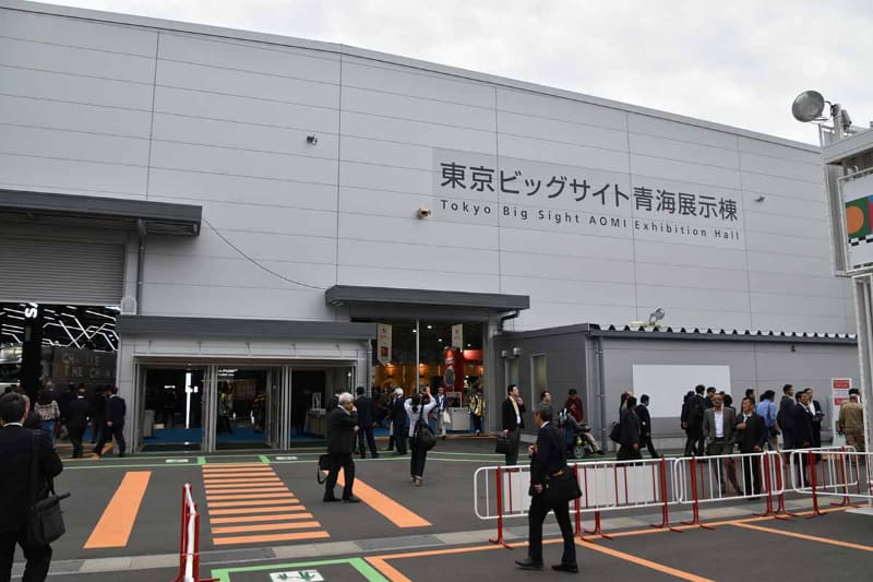 トヨタブースはパレットタウン側の方にある東京ビッグサイト青海展示棟の入口。いわゆる「東京ビッグサイト」のあの建物からは約2km離れている