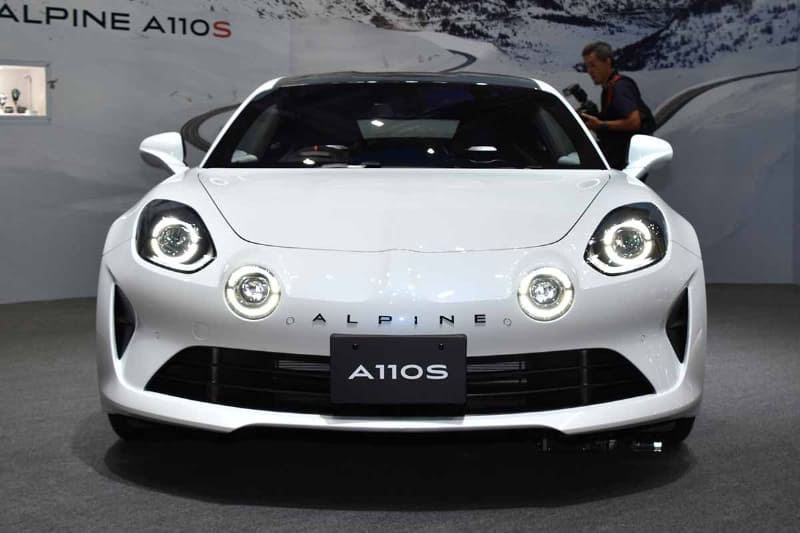 ちょっとピクミンに出てくる敵キャラ「チャッピー」に似ている気もするが、可愛くもかっこいいデザインはお見事。1,000万超えしないスポーツカーとして、ライバルはポルシェ718ケイマン、ロータス・エキシージ/エリーゼ、そして日本の新型スープラあたりだろうか