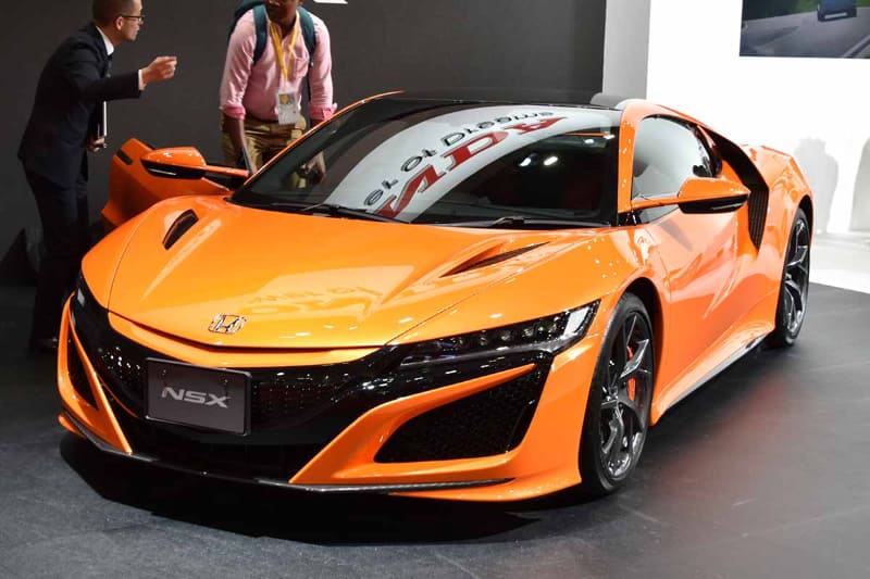 マイチェン版NSX。従来版との見た目の差は、グリル上部がメッキからボディ同色になったところ。納車はおよそ2年待ちなので欲しい人は早めにオーダーしよう(笑)