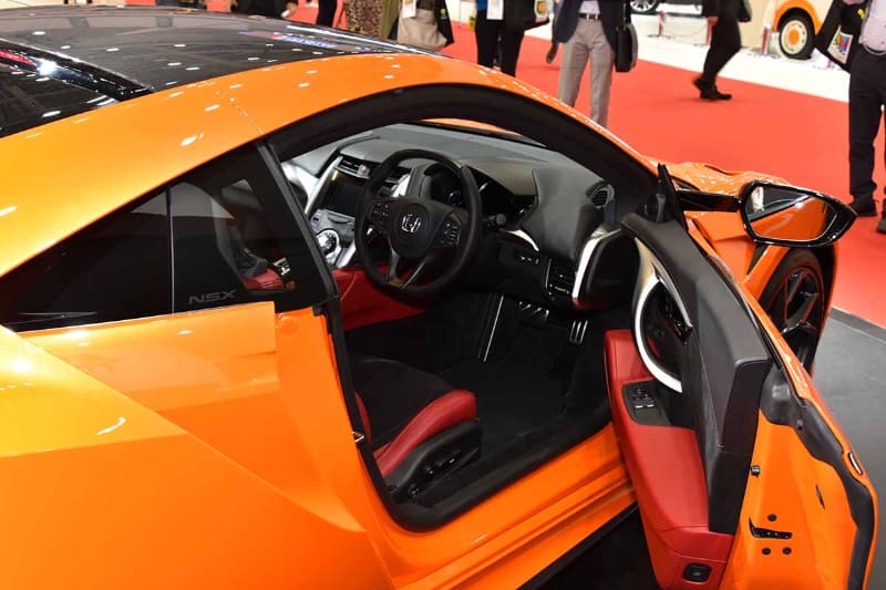 マイチェン版NSX。従来版との見た目の差は、グリル上部がメッキからボディ同色になったところ。納車はおよそ2年待ちなので欲しい人は早めにオーダーしよう(笑)