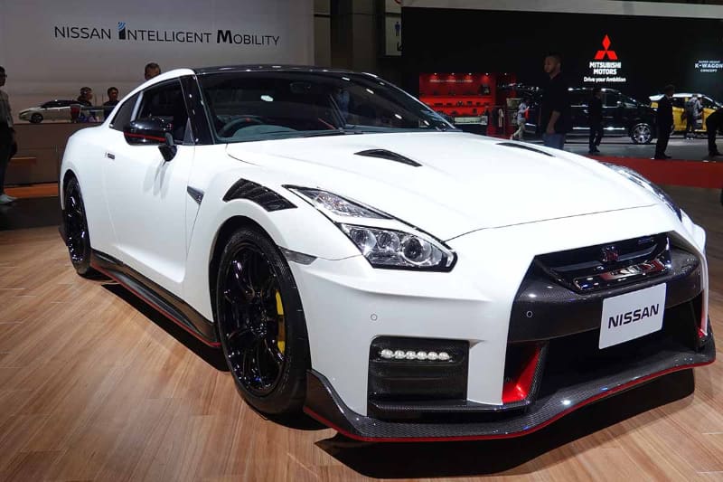 約500万円も値上げとなった日産GT-R NISMOの2020年モデル。フロントフェンダーのアウトレット、カーボンセラミックブレーキ、カーボンルーフ、新型レカロシートなどが先代からの変更点。タービンも新型になっている。筆者も今回の原稿料だけでこれを買う予定だ(無理!)