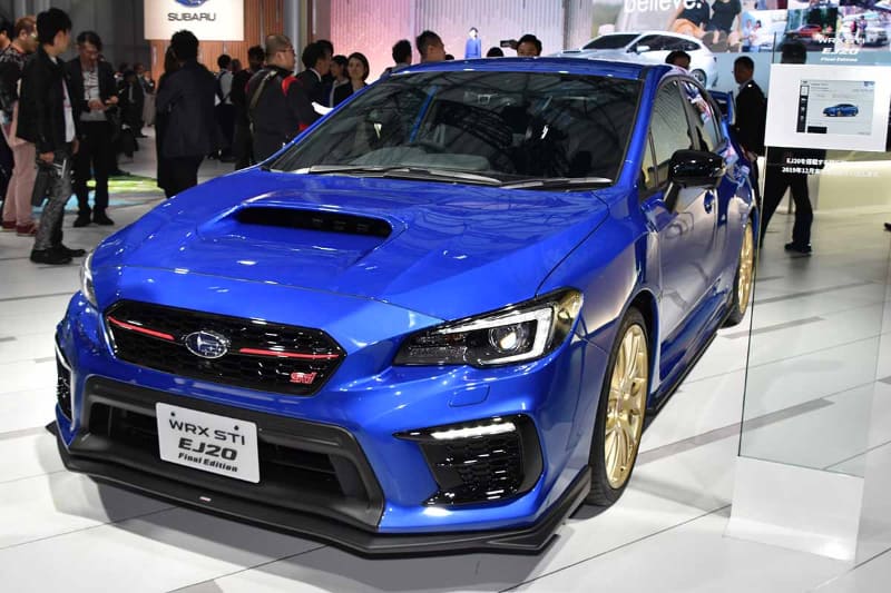 大迫力のフロント。赤の差し色がファイナルエディションの証。この車、タイヤハウスがもう少し大きくて19インチ、ないしは20インチのタイヤを履いていればもっとかっこよくなるのになぁ、といつも思う