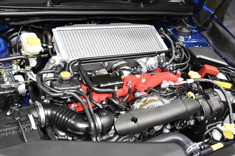 エンジンにはFinal Editionのエンブレムが。実はこのエンジン、構成部品をバランス取りしたパーツで組まれており、いわゆるファイナル・エディション555台の全てが「アタリ」エンジンとなる。555台しか作れないのはこの手間があるため!