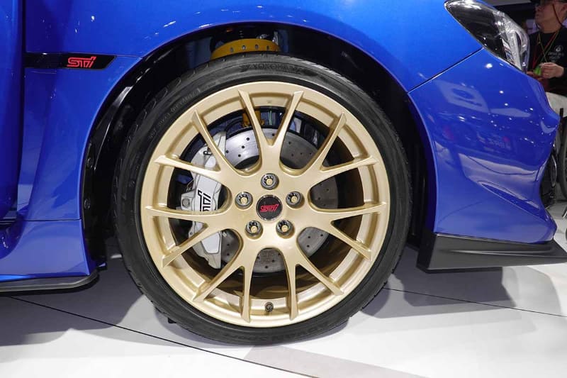 ホイールはゴールドに。ブレーキキャリパーはシルバーに。Final Editionだけの特徴。ここはWRX STIオーナー間の間では自慢できるポイントになるはず