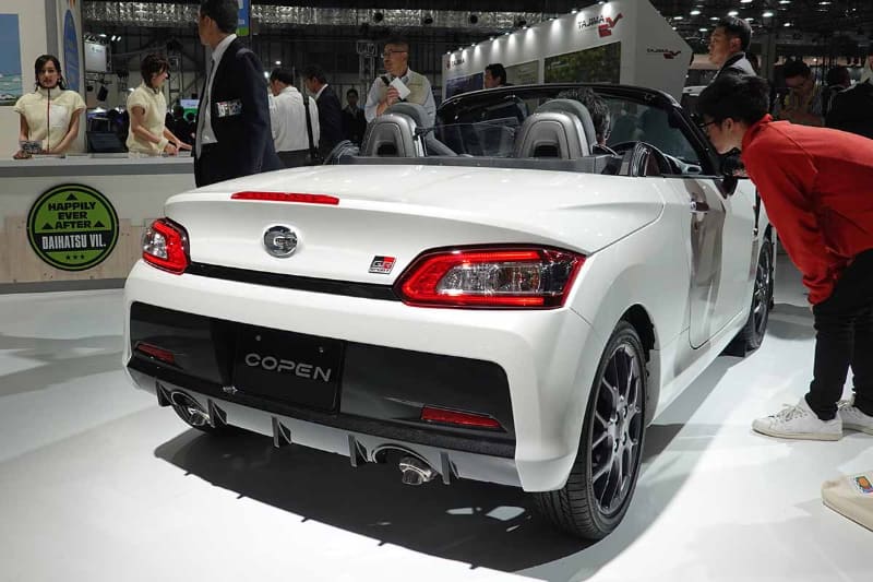 車格を超えた贅沢なギミック。それは電動で収納/展開するハードトップルーフ。スタッフに頼めば、オープン/クローズドの変形を座席に座った状態で楽しめる!