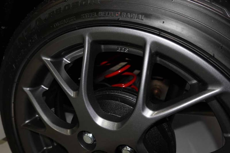 ホイールから奥を覗いてみよう。赤いバネとダンパーが見えるはず。これがトヨタ/ダイハツ、コラボ開発のサスペンション部分。作り手が「社外品に変更するのは待ってくれ」というほどなので乗り味はどんなものなのか楽しみ