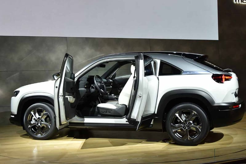 「MX-30」。いまやSUVメーカーとなった感のあるマツダからまたまた新SUVが登場。今度はEVだ。新モデルはマツダSUVのブランド「CX」ではなく「MX」から始まるのが面白い