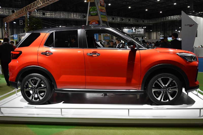 ダイハツ新コンパクトSUVは、デザイン的に秀逸。スズキのスポーツハッチバック「スイフト」の面影もちょっと見え隠れするが、ドイツ社風のフロントマスクは大人気の予感。横から見たときの塊感もいい