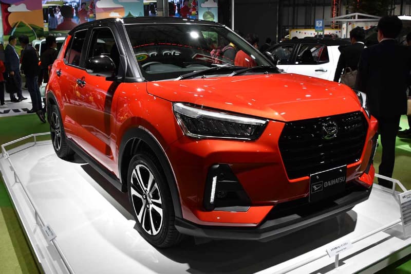 ダイハツ新コンパクトSUVは、デザイン的に秀逸。スズキのスポーツハッチバック「スイフト」の面影もちょっと見え隠れするが、ドイツ社風のフロントマスクは大人気の予感。横から見たときの塊感もいい