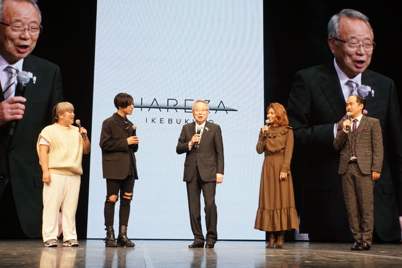 (左から)ゆりあんレトリィバァさん、蒼井翔太さん、高野之夫区長、今井華さん、斎藤司さん