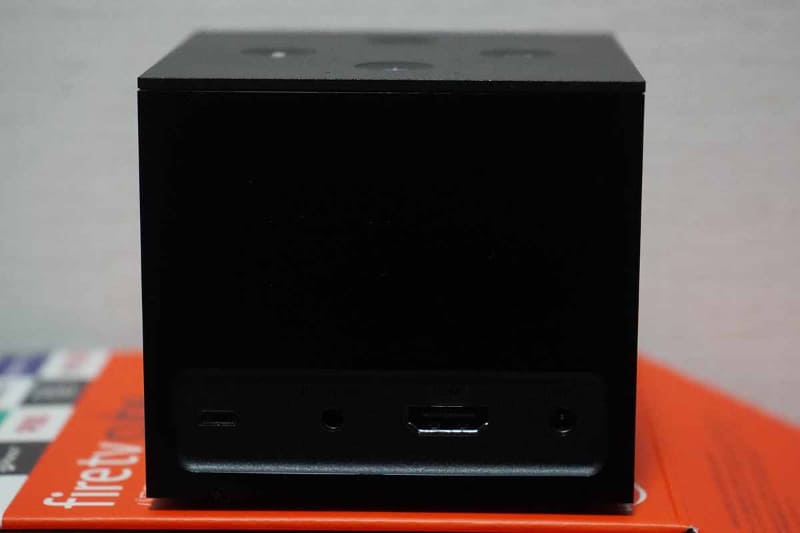 電源用のmicroUSBや赤外線IRポート、HDMI端子などを装備