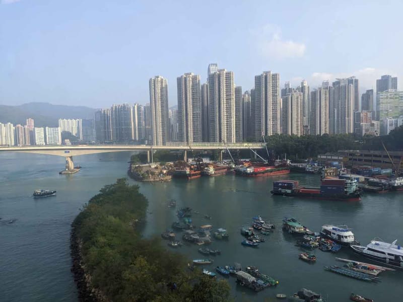 青衣駅付近の車窓から望む香港のベッドタウンの風景