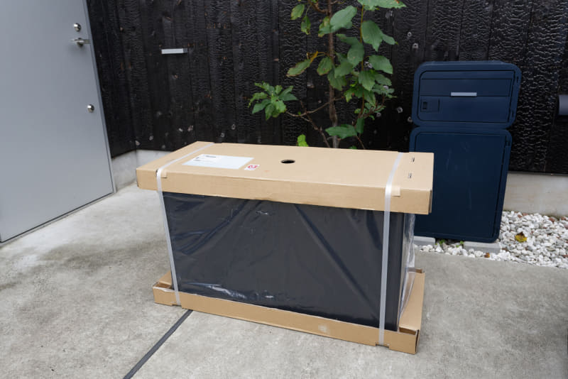 自宅に届いた梱包状態のラージタイプ。なかなかに威圧感がある