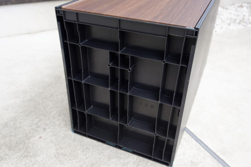 底面。固定設置時に使う穴が見える