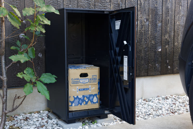 スマポの宅配ボックスタイプでは微妙に入らなかった水2リットル×9本の箱も余裕で収納。あと1箱分以上のスペースが余っている(2箱入れると重量オーバーになるので注意)