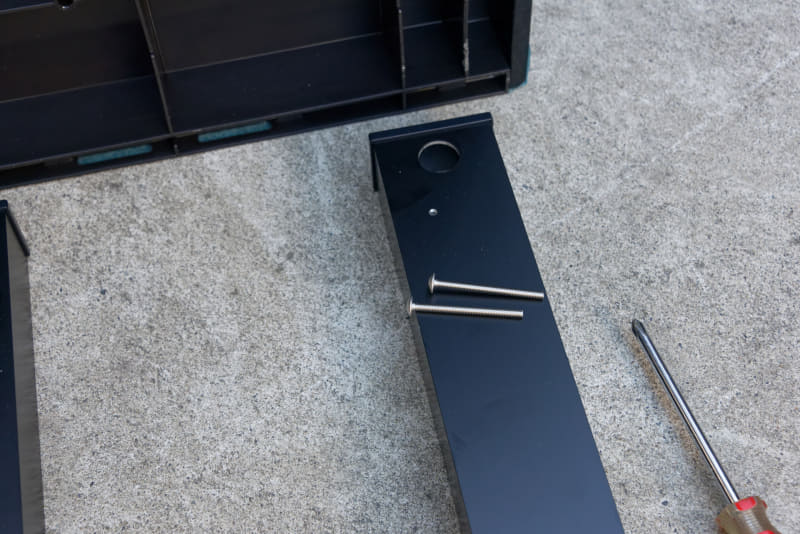 接着剤を使うときは、このネジを本体内部の底から差し込み、据え置き施工用ベースと固定する