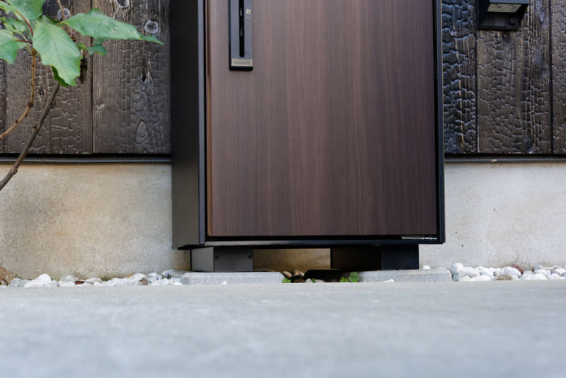 コンクリートなどに一度接着すると外すのは難しい。設置場所はよく考えよう