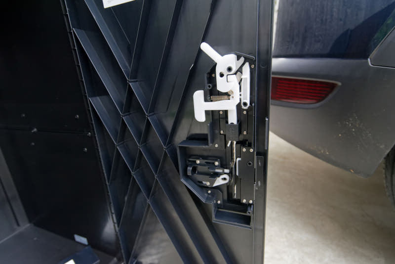 ネジ留めされているカバーを外したところ