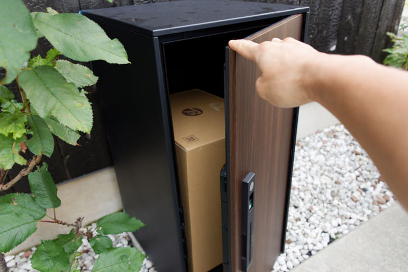 ちなみにロックしなくても、マグネットが内蔵されているのかピタッと締まるようになっている