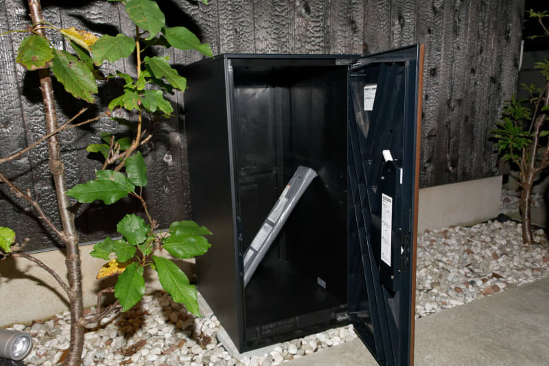 日中に届き、夜に受け取った細長い宅配物。こういったイレギュラーな形の荷物も受け取れるのはありがたいが、もっとこの大容量を有効活用したい、という欲が出てくる……