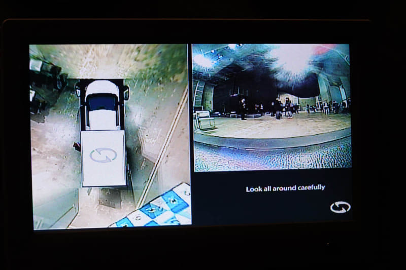 車両を上から見下ろした視点で見られる「バードビュー」(画面左側)。右側は広角の前方カメラ