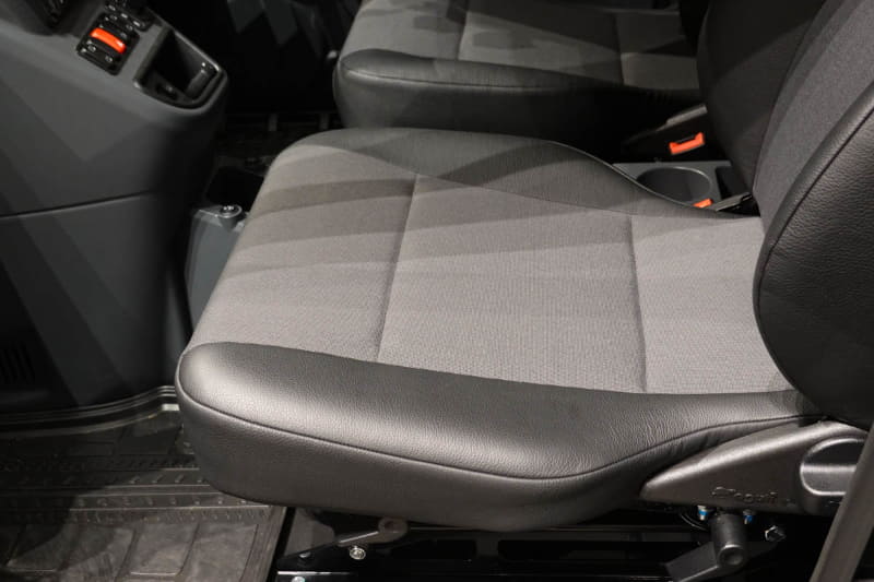 シートはドア側の凹凸がフラットで乗り降りがしやすい