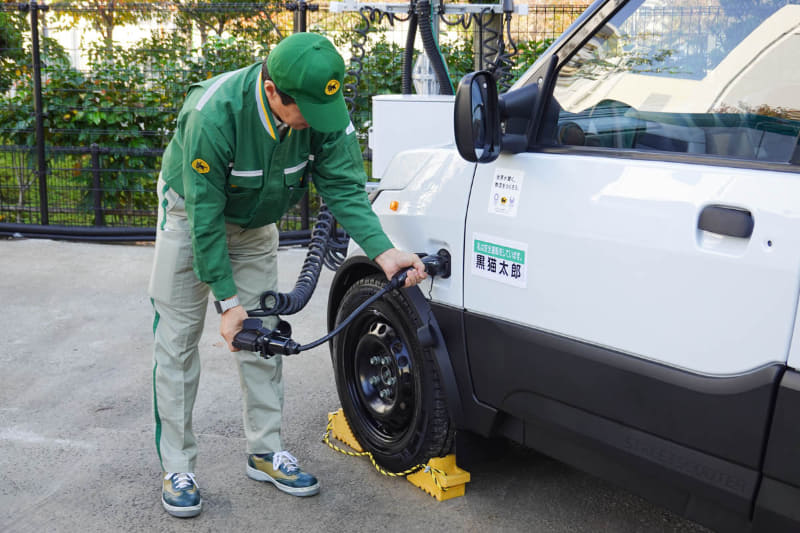 車両の左前方にある充電口から走行用のバッテリを充電する