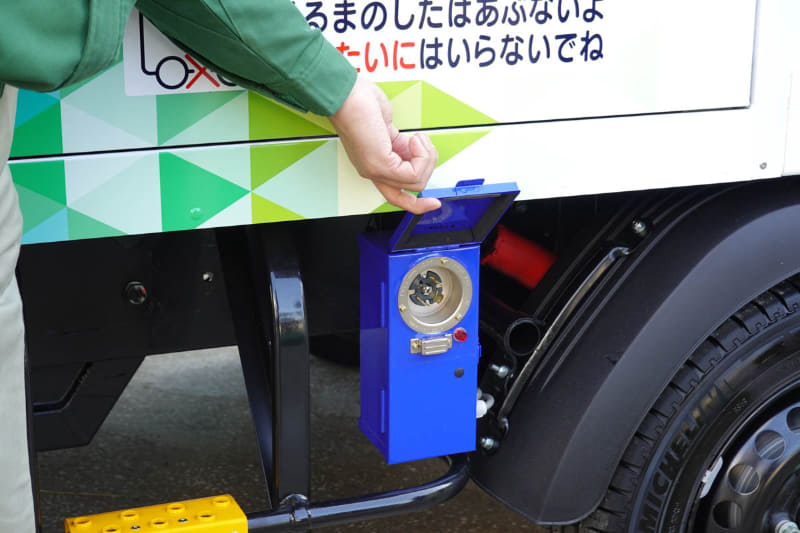 荷台の下には冷蔵庫用の充電口がありこちらも充電する