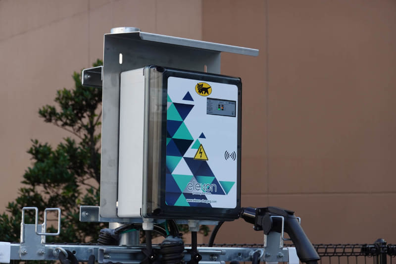 IDタグによる無線認証に対応しIDをかざさないと充電を開始できない