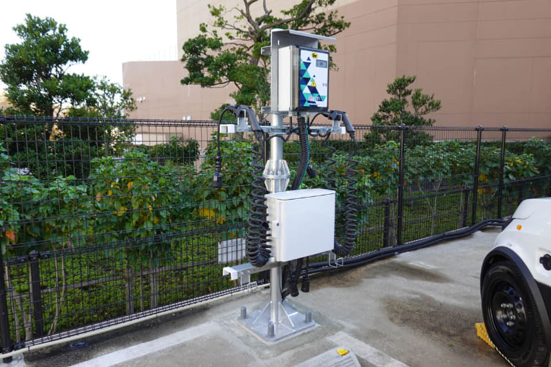 ヤマト運輸成城支店に設置された充電施設。1台で2台の車両を充電できる