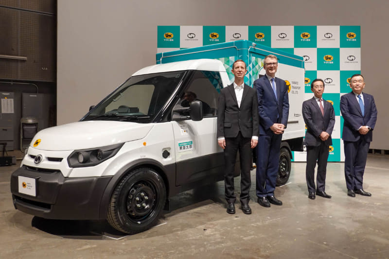 左からドイチェポストDHL トーマス・オグリビー取締役、ストリートスクーター イエルグ・ゾマーCEO、ヤマト運輸 栗栖利蔵代表取締役社長、ヤマトホールディングス 長尾裕代表取締役社長