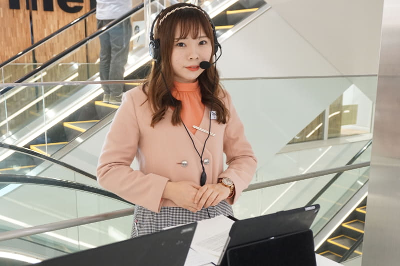 スタッフは離れた場所で操作、会話している