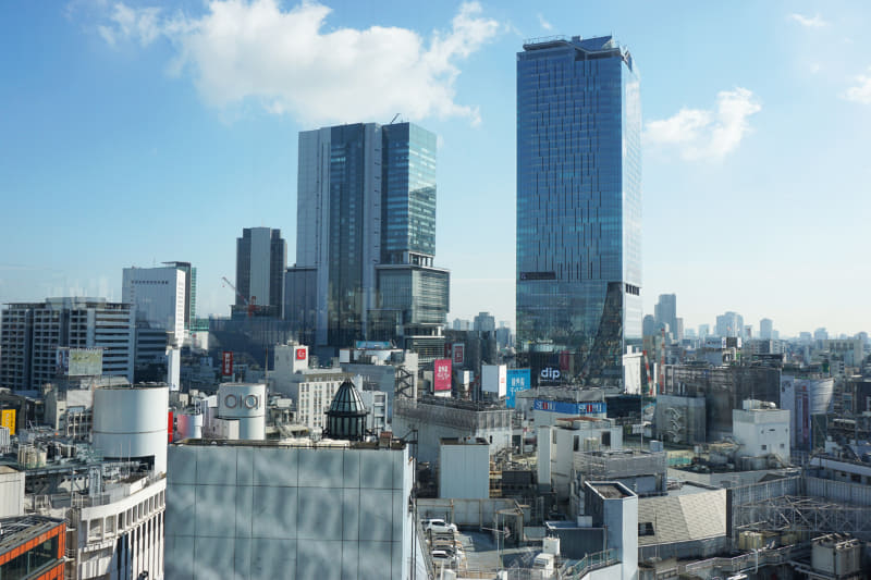 10階の屋外広場から、渋谷スクランブルスクエア、ヒカリエをのぞむ