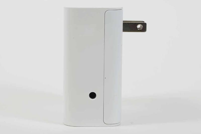 右側面にスピーカー接続用の3.5mmミニジャック