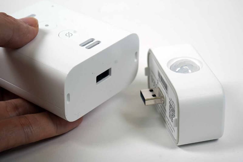 底面のUSBポートに装着して一体化できる