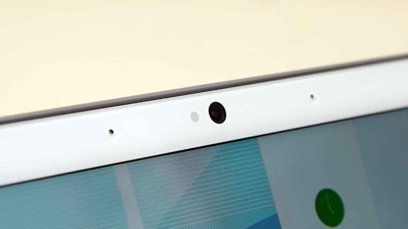 ディスプレイ上部にカメラを装備