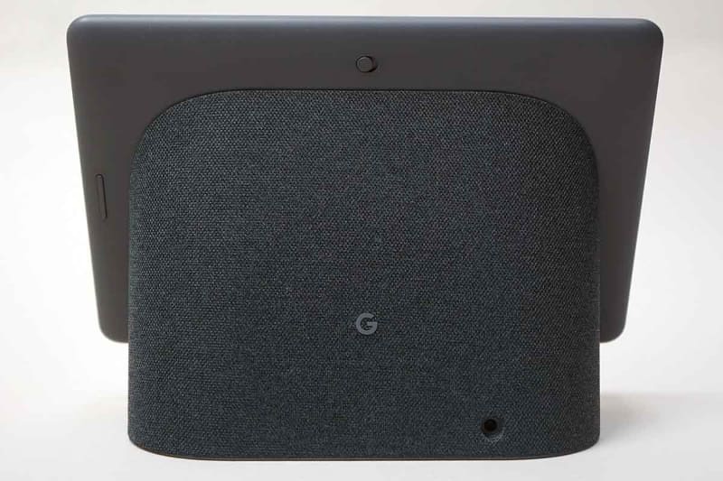 背面。ボリュームボタンやカメラON/OFFスイッチを装備